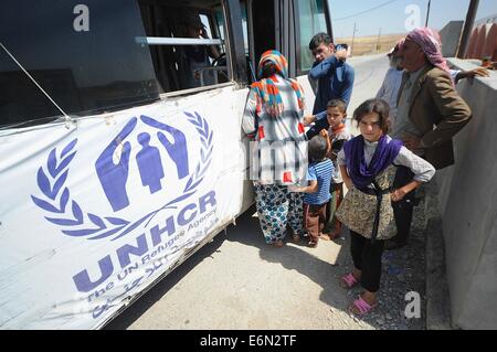 Fishkhabour, Irak. 27. August 2014. Flüchtlinge weiterhin aus den Tigris auf der Fishkhabour-Brücke überqueren Sinjar-Region kommen. Zwei UNHCR-Busse brachte Dutzende von Flüchtlingen in den Nordirak nach seiner Flucht aus der Terrorgruppe islamischer Staat. Es gab Kinder und ältere Menschen im Bus machen die 6 Stunden Fahrt im 140 Grad. Bildnachweis: Gail Orenstein/ZUMA Draht/Alamy Live-Nachrichten Stockfoto