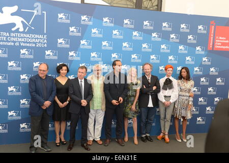 Venedig, Italien. 27. August 2014. Mitglieder der internationalen Jury des Main-Wettbewerb, (L, R) Carlo Verdone, Joan Chen, Tim Roth, Elia Suleiman, Alexandre Desplat, Jessica Hausner, Philip Groning, Sandy Powell und Jhumpa Lahiri Pose bei einem Foto-Shooting für die 71. Filmfestspielen von Venedig 27. August 2014. Bildnachweis: Xinhua/Alamy Live-Nachrichten Stockfoto