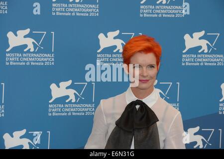 Venedig, Italien. 27. August 2014. Mitglied der internationalen Jury des wichtigsten Wettbewerbs Sandy Powell stellt während des Telefonats Foto 71. Filmfestival von Venedig 27. August 2014. Bildnachweis: Xinhua/Alamy Live-Nachrichten Stockfoto