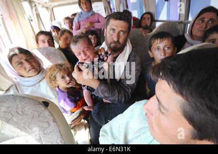 Fishkhabour, Irak. 27. August 2014. Flüchtlinge weiterhin aus den Tigris auf der Fishkhabour-Brücke überqueren Sinjar-Region kommen. Zwei UNHCR-Busse brachte Dutzende von Flüchtlingen in den Nordirak nach seiner Flucht aus der Terrorgruppe islamischer Staat. Es gab Kinder und ältere Menschen im Bus machen die 6 Stunden Fahrt im 140 Grad. Bildnachweis: Gail Orenstein/ZUMA Draht/Alamy Live-Nachrichten Stockfoto