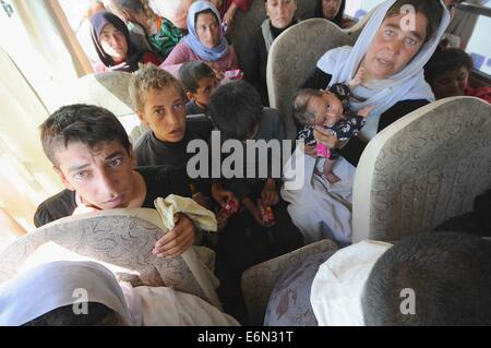 Fishkhabour, Irak. 27. August 2014. Flüchtlinge weiterhin aus den Tigris auf der Fishkhabour-Brücke überqueren Sinjar-Region kommen. Zwei UNHCR-Busse brachte Dutzende von Flüchtlingen in den Nordirak nach seiner Flucht aus der Terrorgruppe islamischer Staat. Es gab Kinder und ältere Menschen im Bus machen die 6 Stunden Fahrt im 140 Grad. Bildnachweis: Gail Orenstein/ZUMA Draht/Alamy Live-Nachrichten Stockfoto