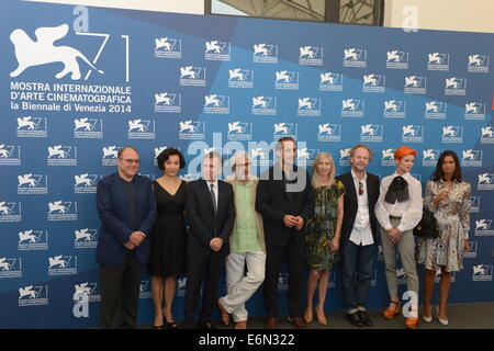 Venedig, Italien. 27. August 2014. Mitglieder der internationalen Jury des Main-Wettbewerb, (L, R) Carlo Verdone, Joan Chen, Tim Roth, Elia Suleiman, Alexandre Desplat, Jessica Hausner, Philip Groning, Sandy Powell und Jhumpa Lahiri Pose bei einem Foto-Shooting für die 71. Filmfestspielen von Venedig 27. August 2014. Bildnachweis: Xinhua/Alamy Live-Nachrichten Stockfoto