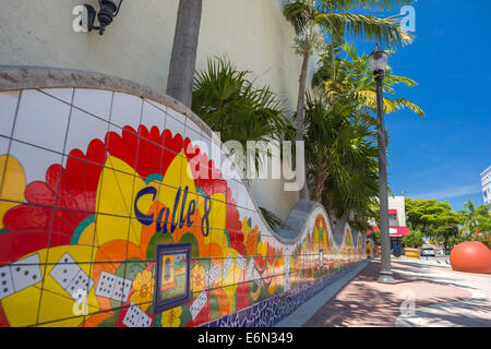 CALLE 8 WELLE WAND MOSAIK DOMINO PARK ACHTE STRAßE WENIG HAVANNA NACHBARSCHAFT MIAMI FLORIDA Stockfoto