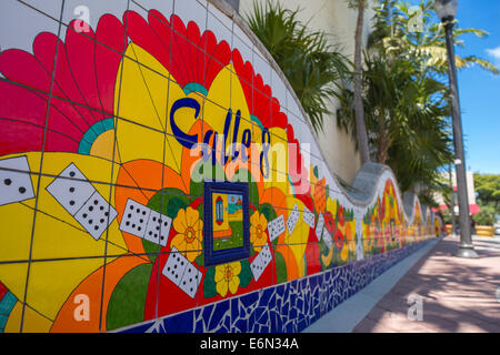 CALLE 8 WELLE WAND MOSAIK DOMINO PARK ACHTE STRAßE WENIG HAVANNA NACHBARSCHAFT MIAMI FLORIDA Stockfoto