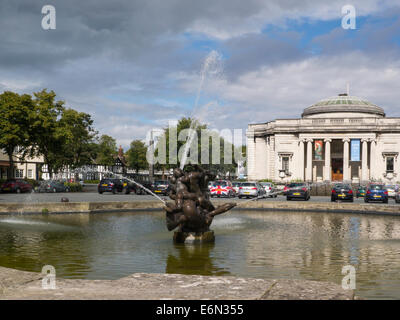 Wasserspiel mit Springbrunnen entworfen von Charles Wheeler vor Lady Hebel Kunst Galerie Port Sunlight Wirral Merseyside Stockfoto