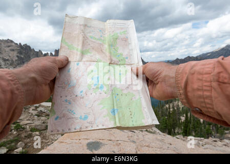 Wanderer, die Navigation per Karte in Idaho Sawtooth Mountains. Stockfoto