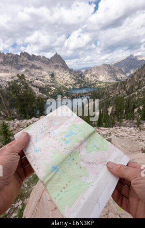 Wanderer, die Navigation per Karte in Idaho Sawtooth Mountains. Stockfoto