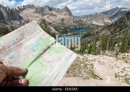 Wanderer, die Navigation per Karte in Idaho Sawtooth Mountains. Stockfoto