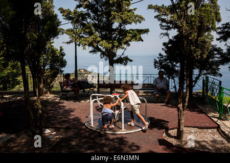 Kinder spielen in einem Park in das alte Dorf (Chora) von Alonnisos am August 2014. Stockfoto