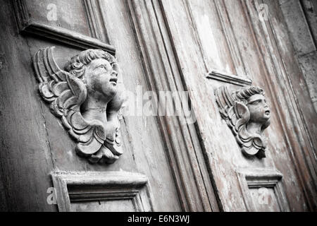 Skulptur eines Engels auf eine Holztür Stockfoto