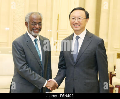 Peking, China. 27. August 2014. Chinese State Councilor Yang Jiechi (R) trifft sich mit dem Besuch der sudanesischen Außenminister Ahmed Ali Karti in Peking, Hauptstadt von China, 27. August 2014. Bildnachweis: Yao Dawei/Xinhua/Alamy Live-Nachrichten Stockfoto