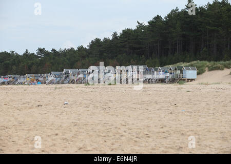 Die Terrasse des bunten Strand Hütten bei Wells-Next-the-Sea, Norfolk, England, UK. Stockfoto