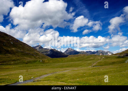 Schneebedeckten Mont Blanc (Mitte, links) dominiert die kleinen Sankt Bernhard-Pass über die Alpen von Frankreich nach Italien (rechts) Stockfoto