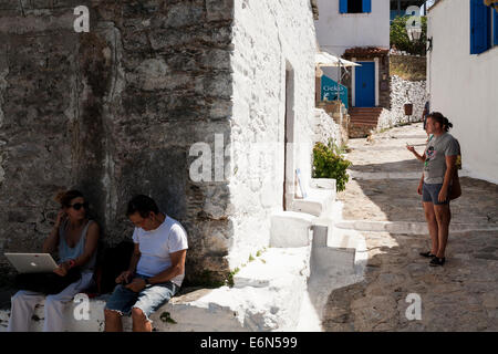 Touristen stehen vor der Kirche Christi auf das alte Dorf (Chora) von Alonnisos, Griechenland am August 2014. Stockfoto