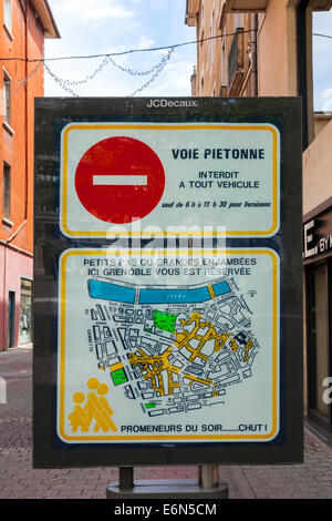 Alle Fahrzeuge verboten Zeichen in der Fußgängerzone von Grenoble, Rhone-Alpes, Frankreich Stockfoto