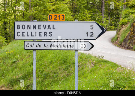 Straßen- und Schildern zum Col De La Madeleine, Tarentaise, Savoie Rhone-Alpes, Frankreich Stockfoto