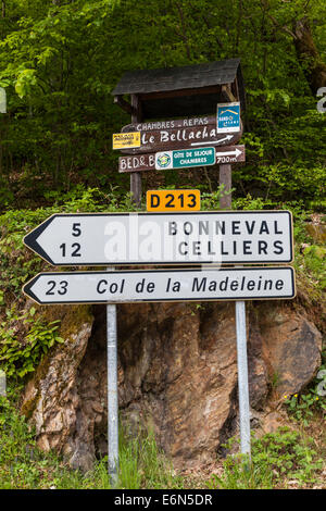 Straßen- und Schildern zum Col De La Madeleine, Tarentaise, Savoie Rhone-Alpes, Frankreich Stockfoto