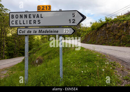 Straßen- und Schildern zum Col De La Madeleine, Tarentaise, Savoie Rhone-Alpes, Frankreich Stockfoto