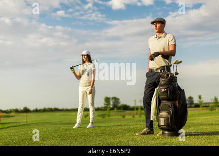 Junges Paar im Golf-cart Stockfoto