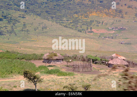Ein kleines Maasai-Dorf, bestehend aus vier Hütten zwischen Ngorongoro Crater und Serengeti Plains, Tansania. Stockfoto