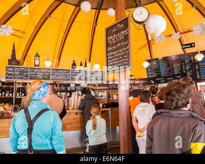 Im Inneren der Bulle Cafe-Bar-Restaurant im Skigebiet Les Arcs 2000, Les Arcs, Savoie, Rhone-Alpes, Frankreich Stockfoto