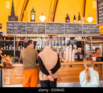 Im Inneren der Bulle Cafe-Bar-Restaurant im Skigebiet Les Arcs 2000, Les Arcs, Savoie, Rhone-Alpes, Frankreich Stockfoto