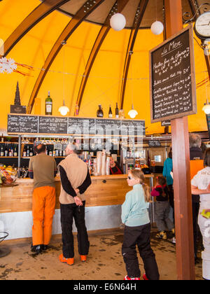 Im Inneren der Bulle Cafe-Bar-Restaurant im Skigebiet Les Arcs 2000, Les Arcs, Savoie, Rhone-Alpes, Frankreich Stockfoto