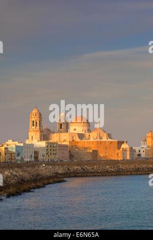 Kirche von Santa Cruz, Kathedrale und Cadiz Skyline, Cadiz, Provinz Cadiz, Andalusien, Spanien, Süd-West-Europa Stockfoto