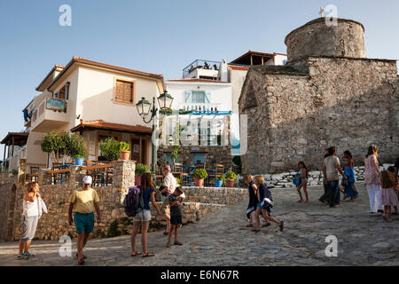 Touristen gehen vor der Kirche Christi auf das alte Dorf (Chora) von Alonnisos, Griechenland. August 2014. Stockfoto