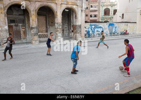 Jungen Fußball spielen auf Straße, Alt-Havanna, Kuba Stockfoto