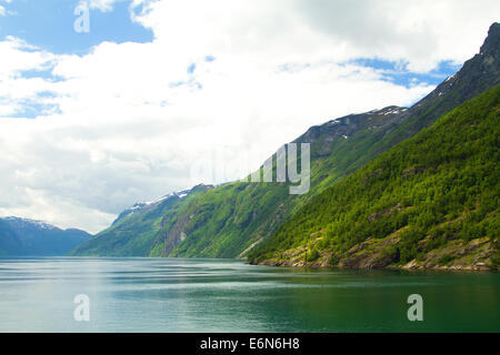 malerische Landschaften der nördlichen norwegischen Fjorde. Stockfoto