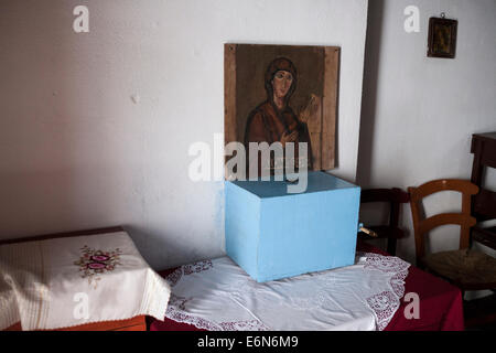 Eine Kerze Zähler in das Innere der Kirche Christi Geburt in Alonissos. August 2014. Stockfoto