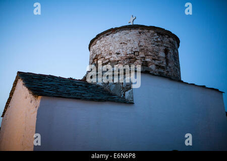 Die Kirche der Geburt Christi ist eine kleine Kirche in Alonissos Stadt (Chora), Griechenland. Stockfoto