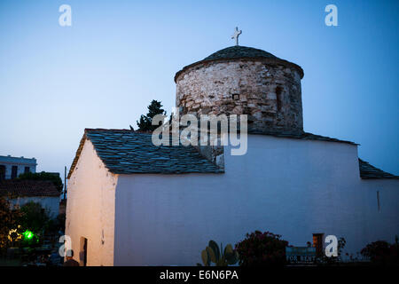 Die Kirche der Geburt Christi ist eine kleine Kirche in Alonissos Stadt (Chora), Griechenland. Stockfoto