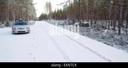 Toyota Avensis (Modell 2007) geparkt auf Forststraße, Finnland Stockfoto