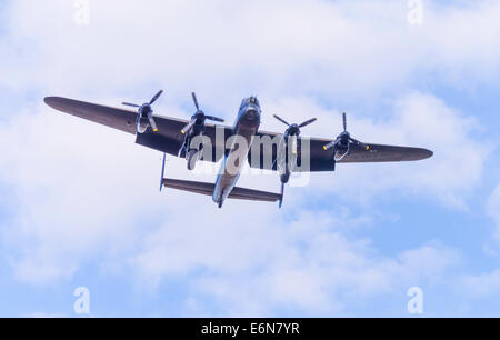 Durham Tees Valley Flughafen, Vereinigtes Königreich. 27. August 2014. Das Canadian Warplane Heritage Museum Avro Lancaster 2. Weltkrieg Bomber Ankunft Flughafen Durham Tees Valley am 27. August 2014 wo das Flugzeug am 28. August gezeigt wird.  Das Flugzeug wird bei Flugshows in Großbritannien bis zum 22. September sein wenn es zurück nach Kanada fahren soll. Bildnachweis: Peter Jordan NE/Alamy Live-Nachrichten Stockfoto