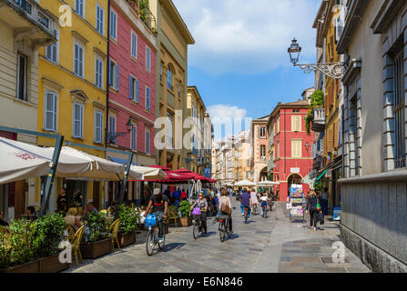 Geschäfte und Cafés an der Strada Farini im historischen Stadtzentrum, Parma, Emilia Romagna, Italien Stockfoto