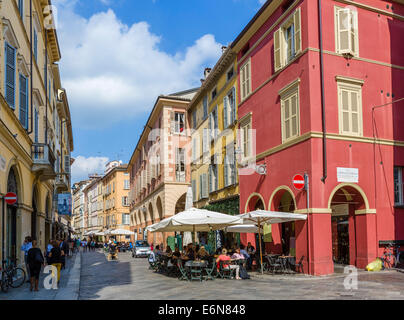 Geschäfte und Cafés an der Strada Farini im historischen Stadtzentrum, Parma, Emilia Romagna, Italien Stockfoto