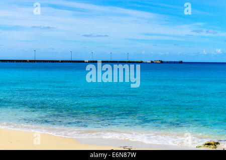 Frederiksted Pier, ein Hafen für Kreuzfahrtschiffe, sitzt in der Karibik vor der Küste von Frederiksted, St. Croix, USVI. Stockfoto