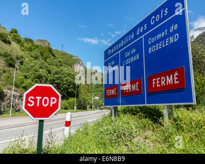 Bergpässe geschlossenen Zeichen in Moutiers, Savoie, Rhone-Alpes, Frankreich Stockfoto