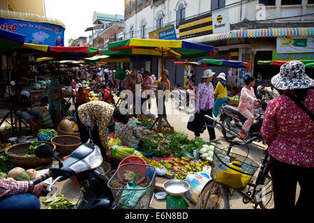 Traditioneller Markt in Kratie, Kambodscha, Südost-Asien, mit Menschen zu kaufen, Einkaufsmöglichkeiten für Lebensmittel, Fleisch, Fisch, Gemüse, Obst Stockfoto