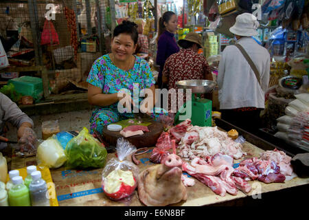 Kambodscha, Südost-Asien, traditioneller Markt in Kratie, mit Menschen kaufen und Einkaufen von Lebensmitteln, Frau verkaufen Schweinefleisch Stockfoto