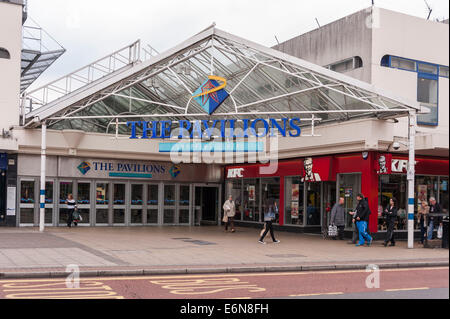 London, UK, 27. August 2014.  Aktuelle Bürgermeister von London, Boris Johnson sucht, MP für Uxbridge und South Ruislip im allgemeinen Wahl im nächsten Jahr zu werden. Herr Johnson hofft, den Wahlkreis zu vertreten, deren aktuelle MP, Sir John Randall, hat mitgeteilt, dass er nicht zur Wiederwahl am Tory sicheren Sitz im Westen Londons stehen wird.  Im Bild: Außenseite des Einkaufszentrums Pavillons in Uxbridge.   Bildnachweis: Stephen Chung/Alamy Live-Nachrichten Stockfoto