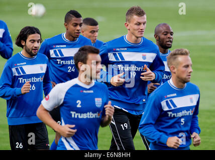 Prag, Tschechische Republik. 27. August 2014. Zwolle-Team trainieren vor der morgigen Champions League Fußball 4. Runde Rückkehr Qualifikationsspiel zwischen AC Sparta Prag und PEC Zwolle in Prag, Tschechische Republik, am 27. August 2014. Abgebildete dritte von rechts ist Tschechische Tomas Necid. Bildnachweis: CTK/Alamy Live-Nachrichten Stockfoto