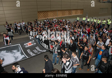 London, UK. 27. August 2014. Championsleague-Qualifikation 2. Etappe. Arsenal gegen Besiktas. Besiktas-Fans weiter ihren Marsch Richtung Stadion vor dem Spiel. Bildnachweis: Aktion Plus Sport/Alamy Live-Nachrichten Stockfoto
