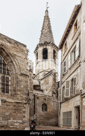 Bild einer alten Steinkirche und einer engen Straße in Avignon in Südfrankreich. Stockfoto