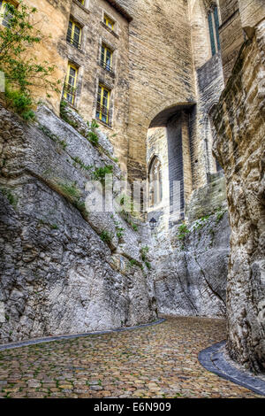 Sehr interessante felsige Straße in Avignon in Südfrankreich: Rue De La Peyrolerie. Stockfoto