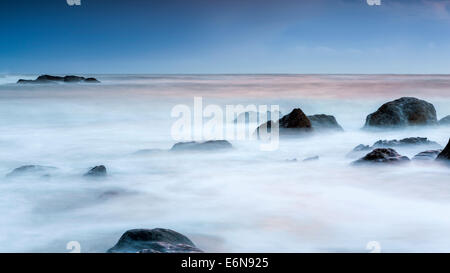 Felsenküste am Ayrmer Cove in South Hams, South Devon, England, Vereinigtes Königreich, Europa. Stockfoto