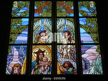 Die Jungfrau heiraten von Engeln umgeben. Glasfenster in der Kirche St. Barbara in Kutná Hora, Tschechische Republik. Stockfoto