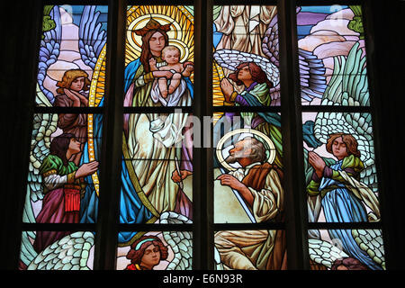 Luke der Evangelist Gemälde der Jungfrau Maria. Glasfenster in der Kirche St. Barbara in Kutná Hora, Tschechische Republik. Stockfoto